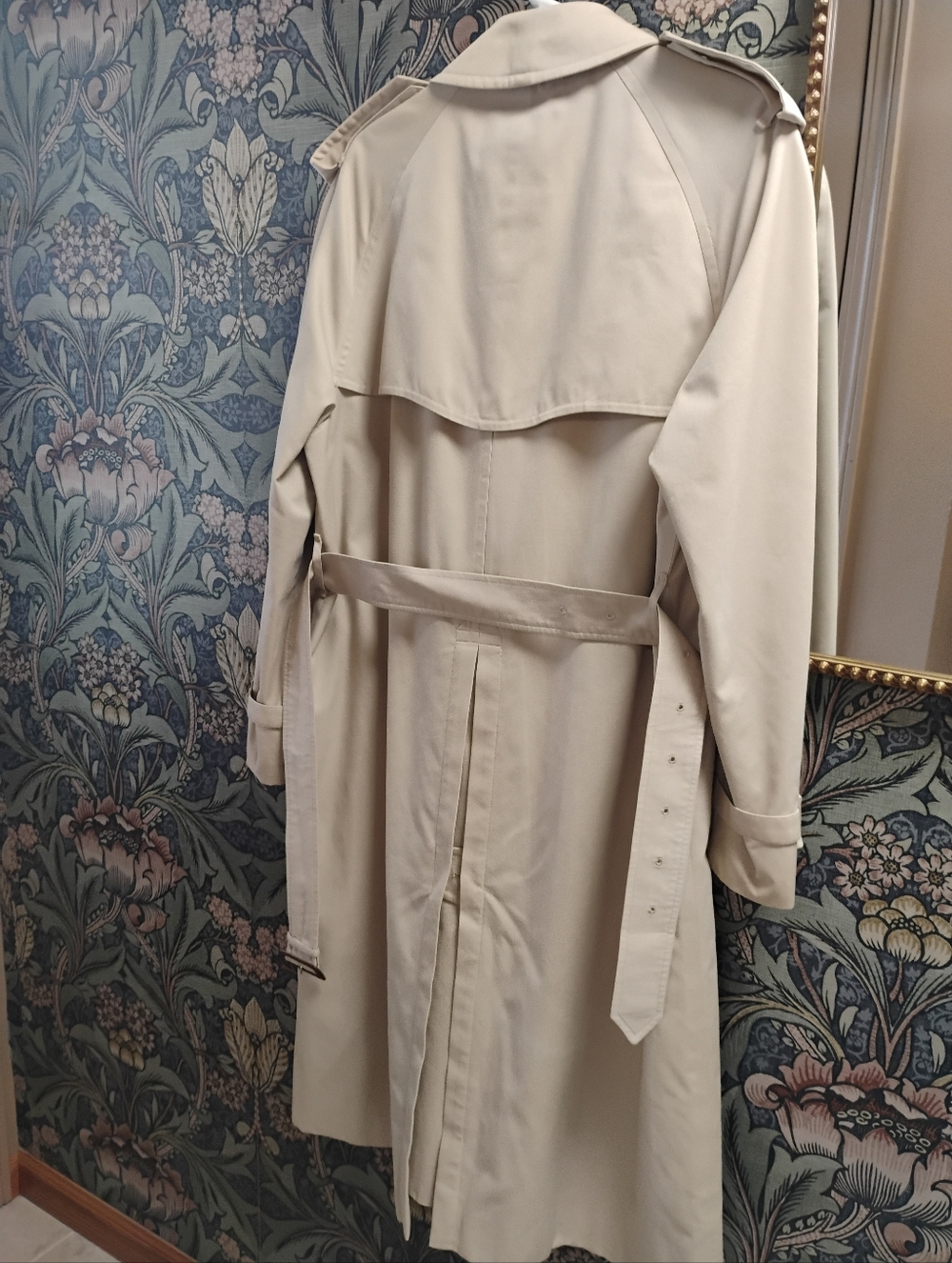 Vintage Burberry Classic Beige Trench Coat - Timeless Women's Outerwear - Picture 5 of 16